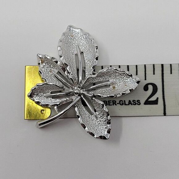 Vintage Signed Sarah Coventry Silver Tone Clover Brooch Pin Pendant Etched Gift - Picture 4 of 7